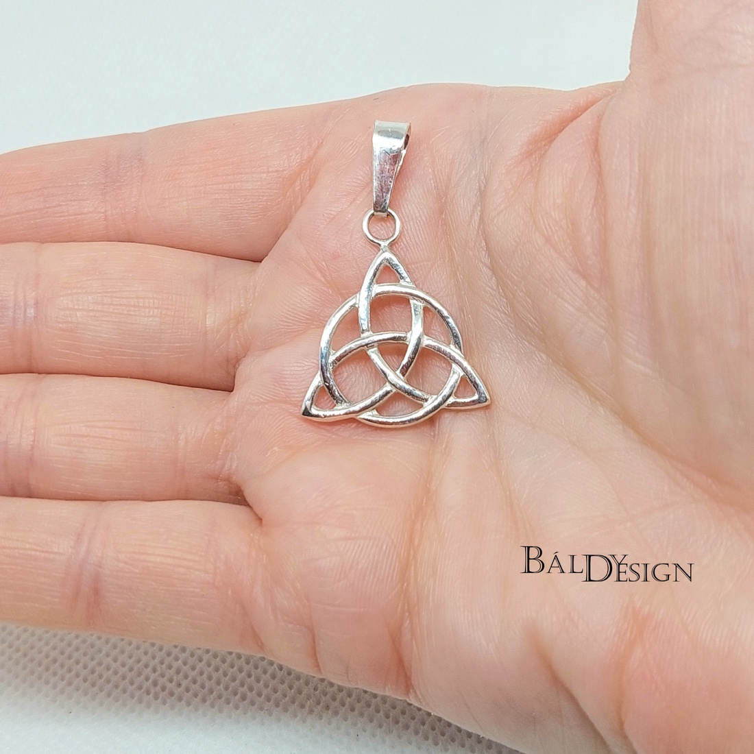 Ezüst triquetra medál - ékszer - nyaklánc - medál - Meska.hu Ezüst triquetra medál - ékszer - nyaklánc - medál - Meska.hu