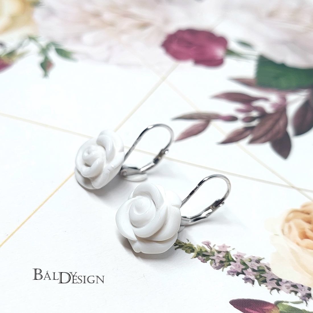 Fehér achát rózsa fülbevaló - ékszer - fülbevaló - lógós kerek fülbevaló - Meska.hu