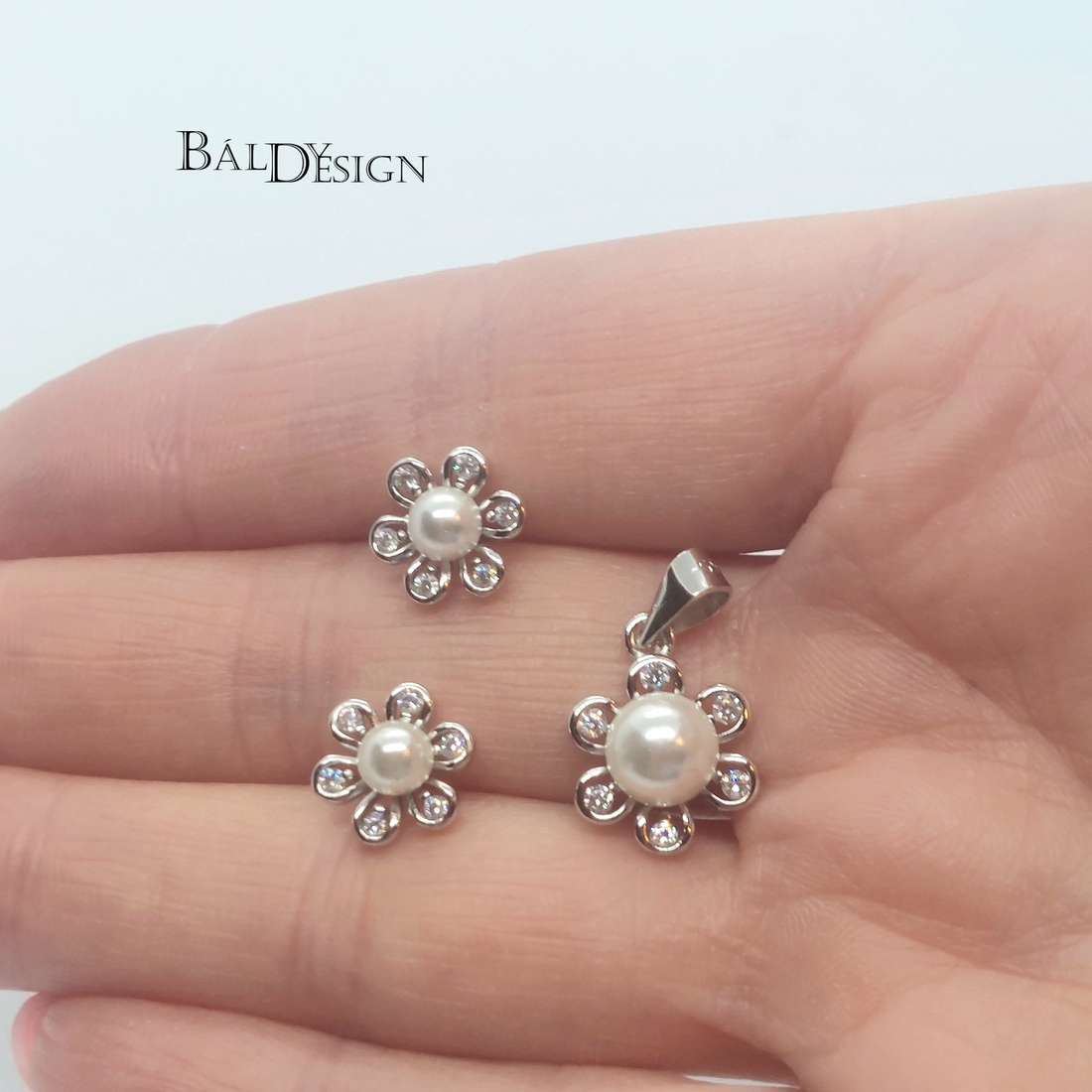 Ezüst virágos fülbevaló és medál gyönggyel - ékszer - ékszerszett - Meska.hu