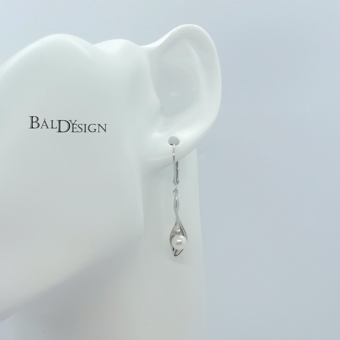 Lógós fülbevaló gyönggyel - ékszer - fülbevaló - lógó fülbevaló - Meska.hu