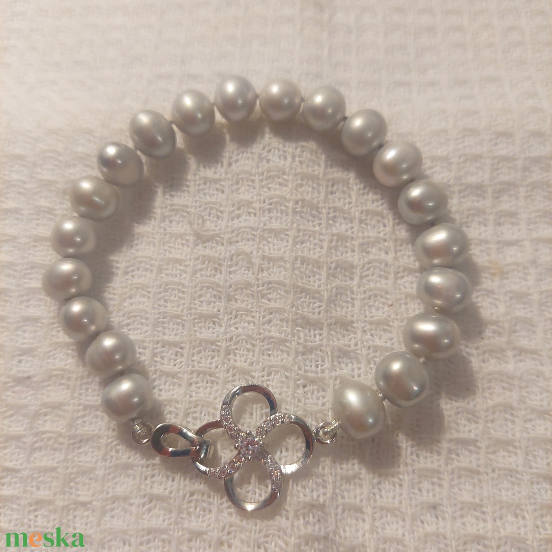 Szürke gyöngy karkötő - ékszer - karkötő - gyöngyös karkötő - Meska.hu