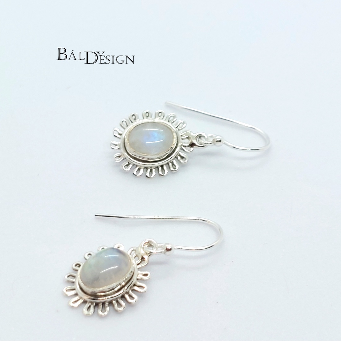 Virág mintás holdköves fülbevaló - ékszer - fülbevaló - lógó fülbevaló - Meska.hu