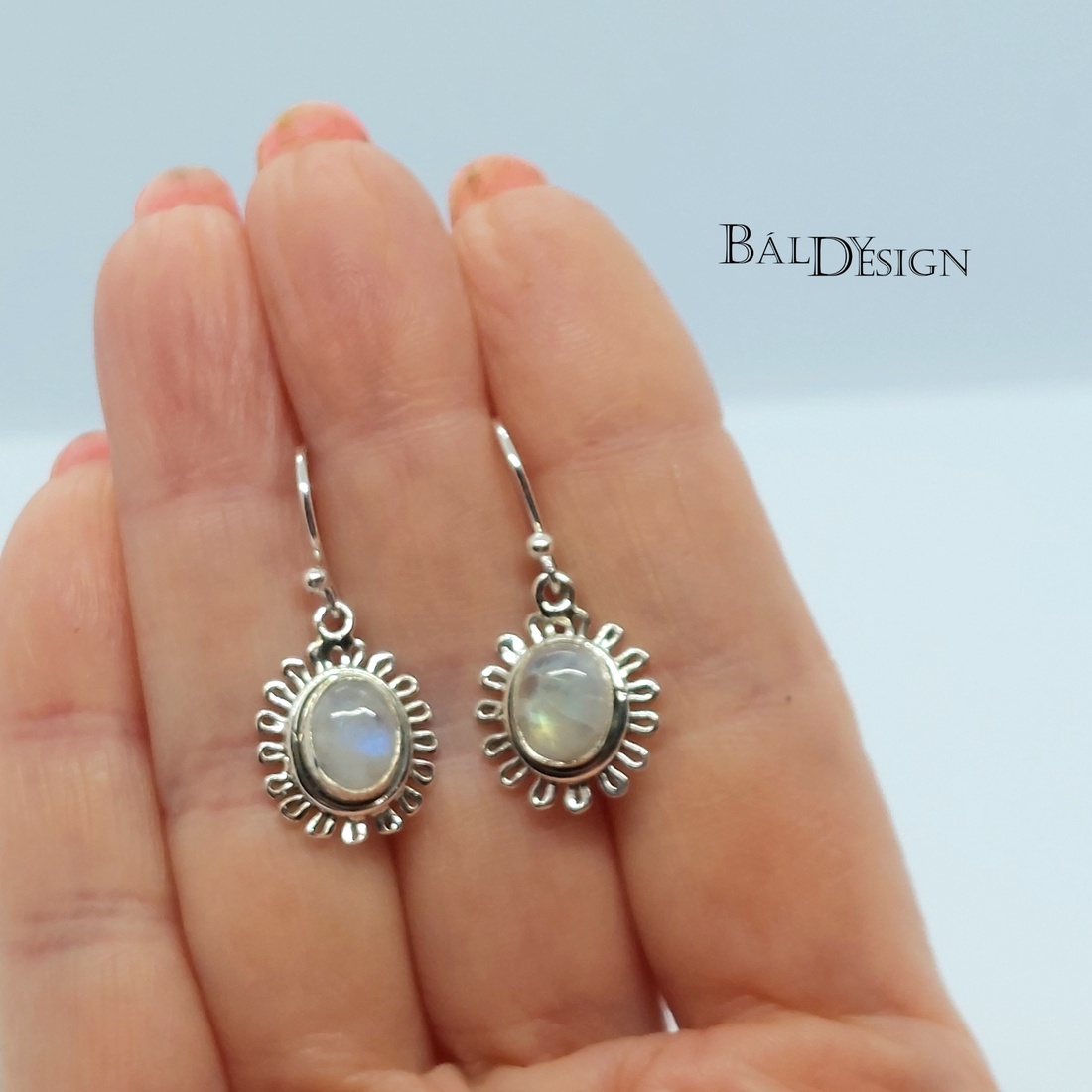 Virág mintás holdköves fülbevaló - ékszer - fülbevaló - lógó fülbevaló - Meska.hu