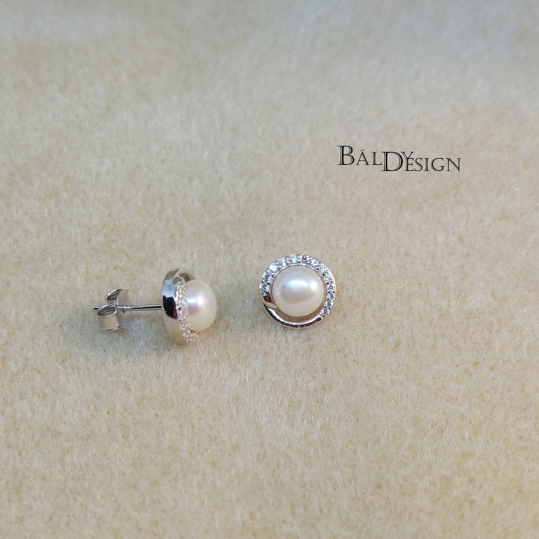Ezüst bedugós gyöngyös fülbevaló - ékszer - fülbevaló - pötty fülbevaló - Meska.hu