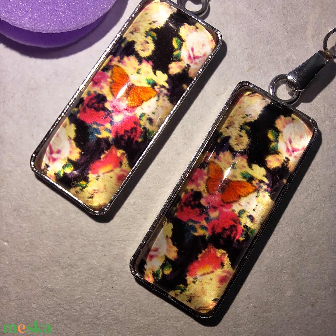 Sötét alapon pillangós Fülbevaló - Vintage stílusú, misztikus kaboson fülönfüggő - ékszer - fülbevaló - lógó fülbevaló - Meska.hu