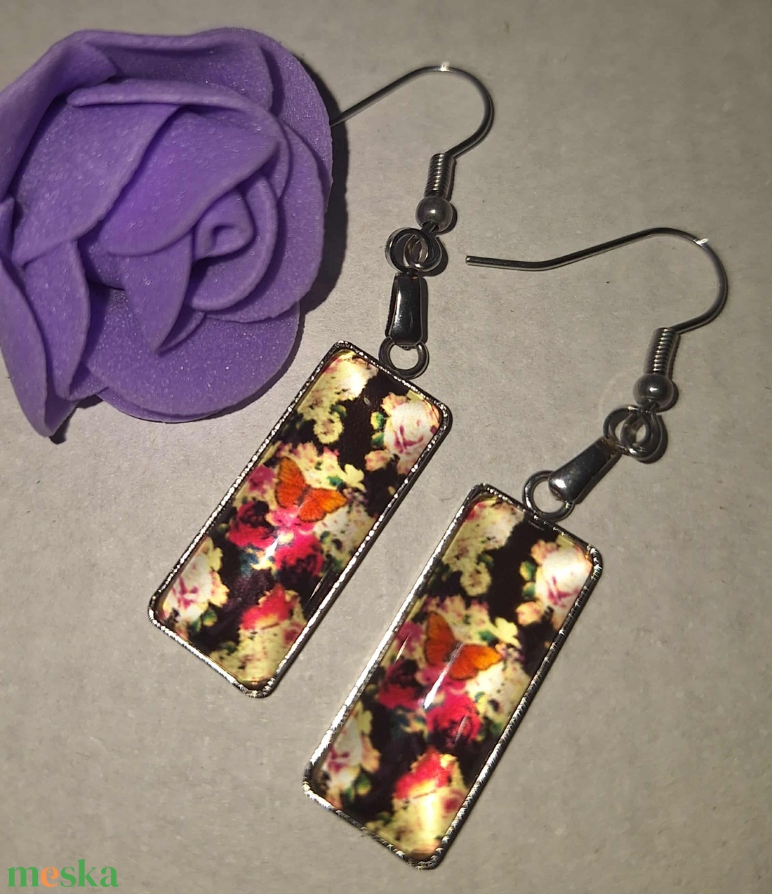 Sötét alapon pillangós Fülbevaló - Vintage stílusú, misztikus kaboson fülönfüggő - ékszer - fülbevaló - lógó fülbevaló - Meska.hu