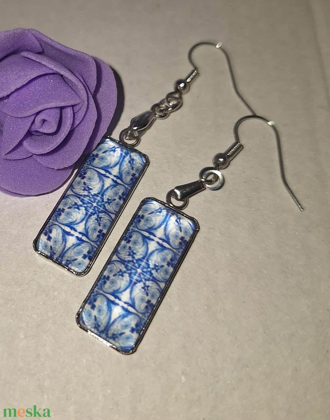 Kék-fehér mintás fülbevaló - ékszer - fülbevaló - lógó fülbevaló - Meska.hu