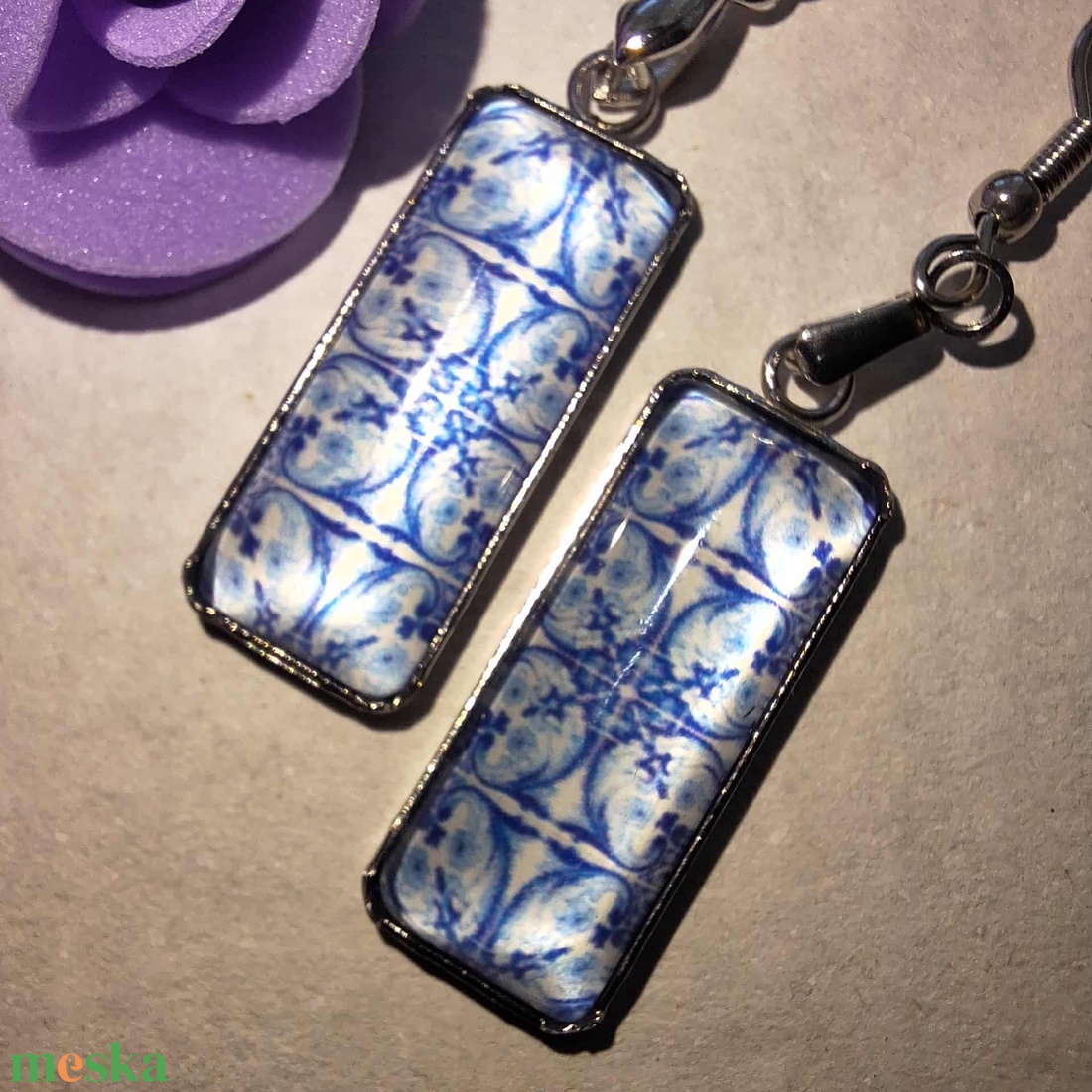 Kék-fehér mintás fülbevaló - ékszer - fülbevaló - lógó fülbevaló - Meska.hu
