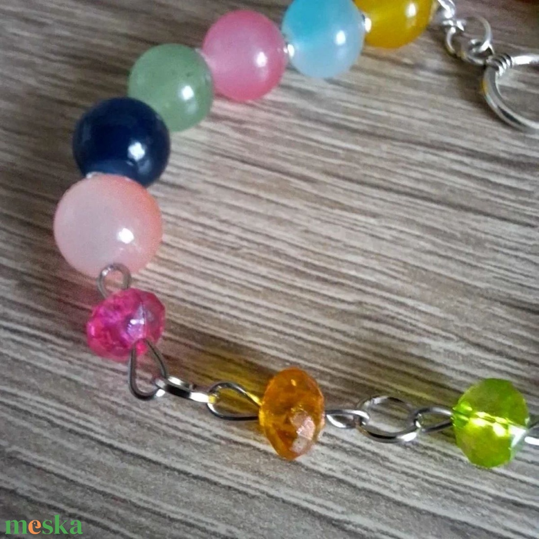 Szivárvány színű gyöngy karkötő - ékszer - karkötő - gyöngyös karkötő - Meska.hu