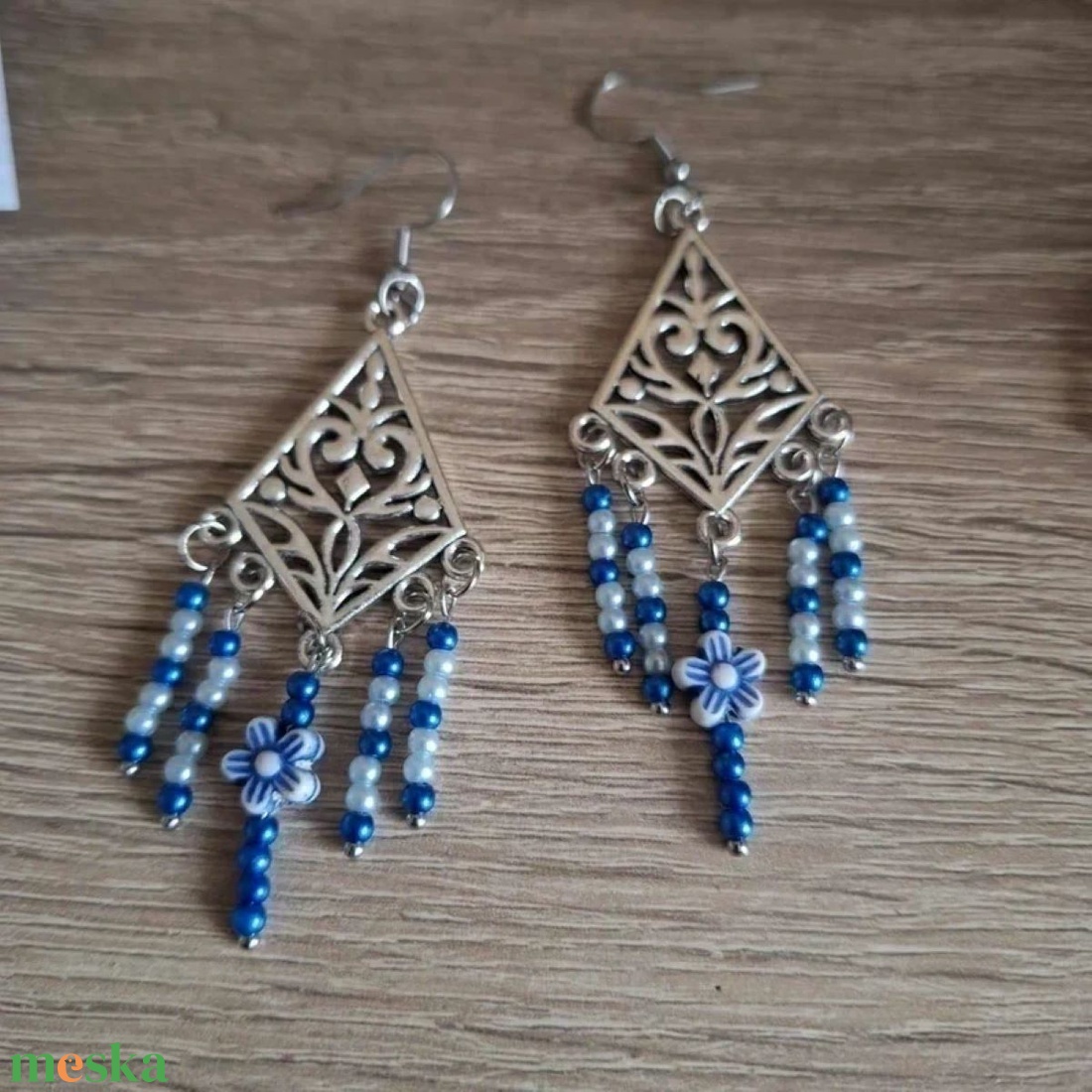 Ezeregyéjszaka Fülbevalója - Ezüstszínű Filigrán és Kék-Gyöngyház Gyöngyök - ékszer - fülbevaló - lógó fülbevaló - Meska.hu