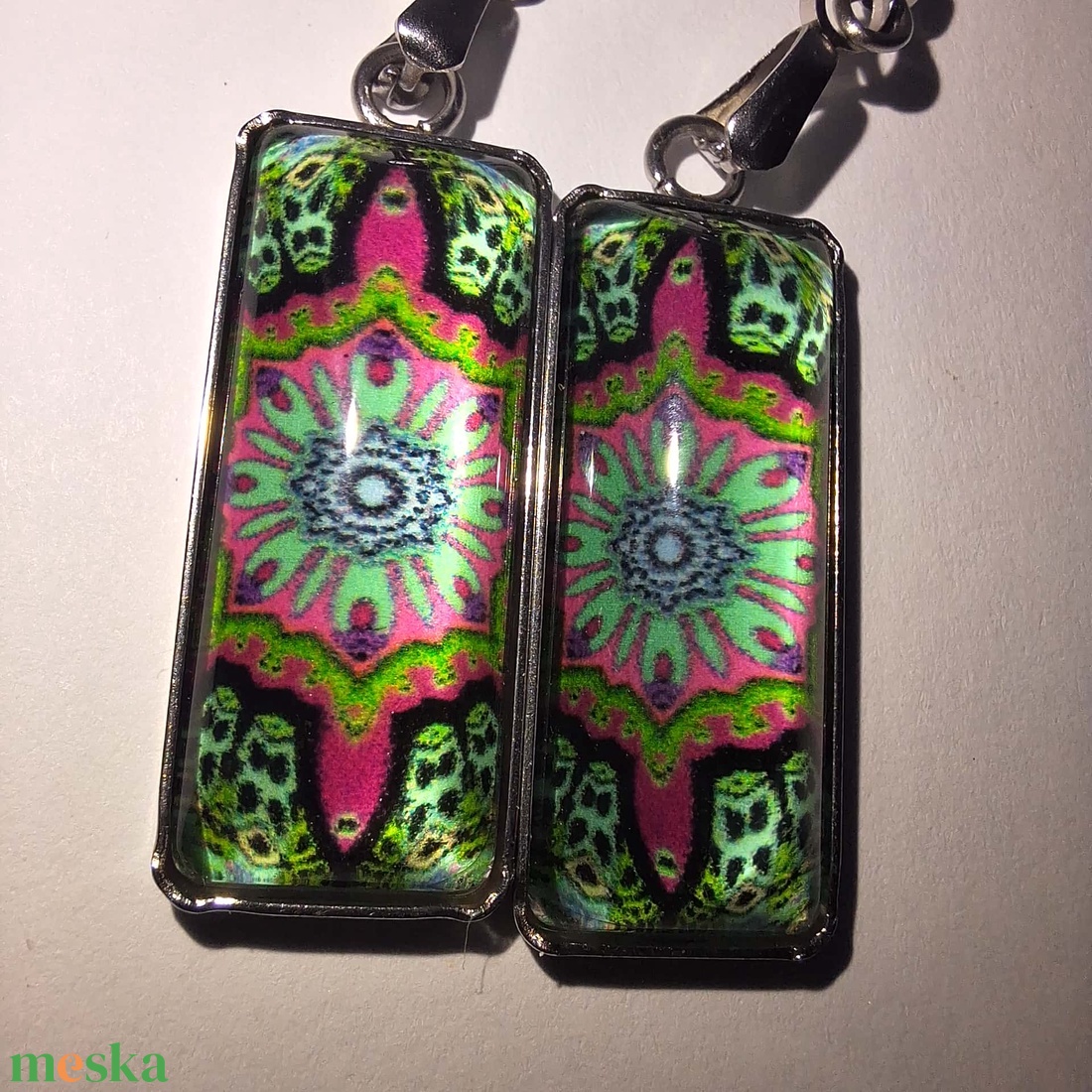 Vibráló Zöld-Rózsaszín Mandala Stílusú Fülbevaló (Futurisztikus Mintával) - ékszer - fülbevaló - lógó fülbevaló - Meska.hu