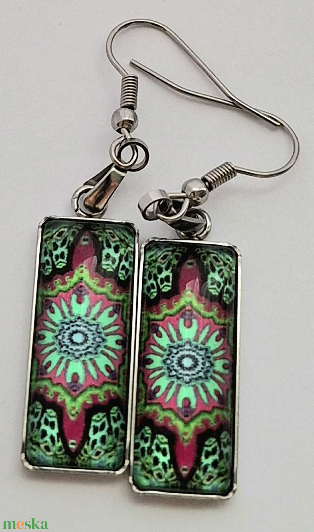 Vibráló Zöld-Rózsaszín Mandala Stílusú Fülbevaló (Futurisztikus Mintával) - ékszer - fülbevaló - lógó fülbevaló - Meska.hu