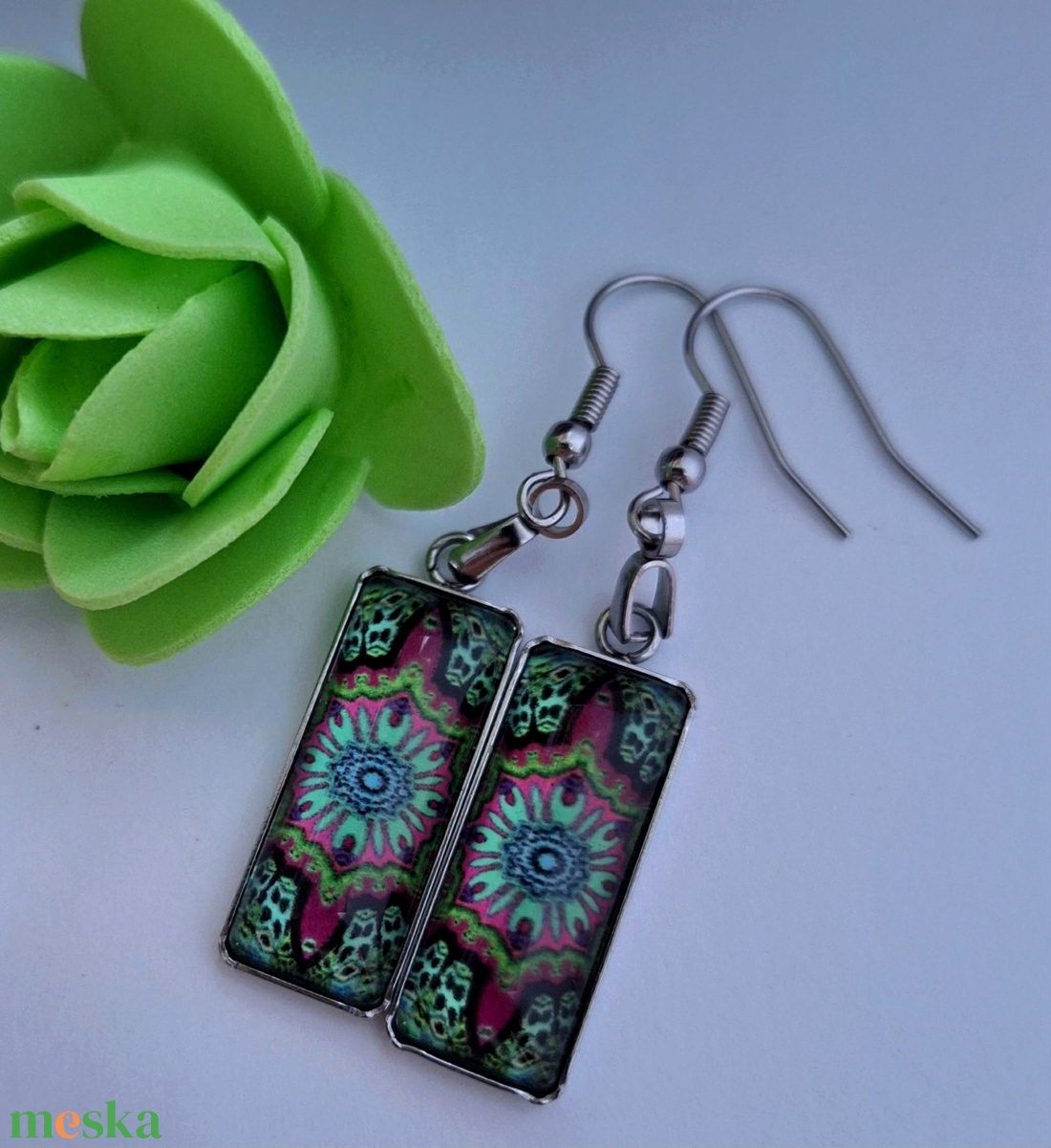 Vibráló Zöld-Rózsaszín Mandala Stílusú Fülbevaló (Futurisztikus Mintával) - ékszer - fülbevaló - lógó fülbevaló - Meska.hu