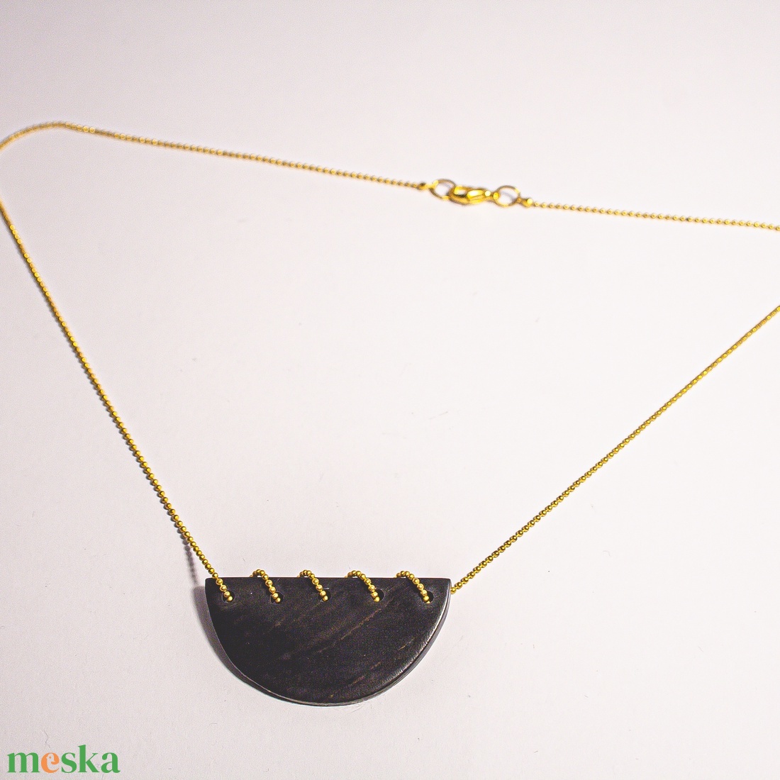 B 23 félkör alakú ébenfa medálos lánc - ékszer - nyaklánc - medálos nyaklánc - Meska.hu