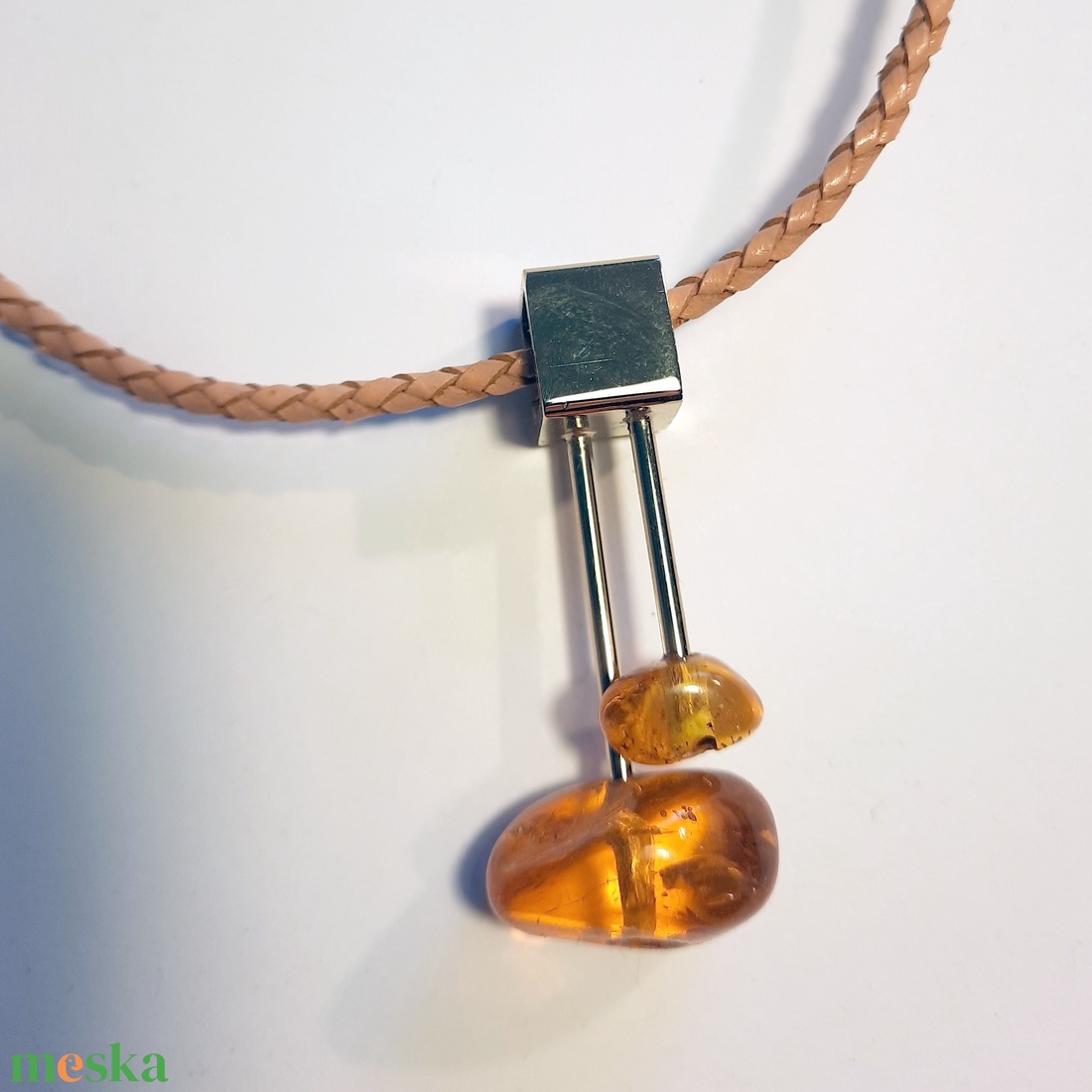 B 276. Fonott bőrláncon lógó borostyános medál - ékszer - nyaklánc - medálos nyaklánc - Meska.hu