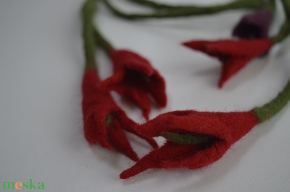 Virágos nemez nyakbavaló  - ékszer - nyaklánc - hosszú nyaklánc - Meska.hu