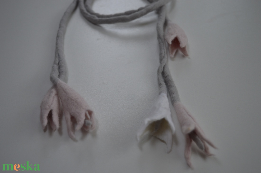 Virágos nemez nyakbavaló  - ékszer - nyaklánc - hosszú nyaklánc - Meska.hu