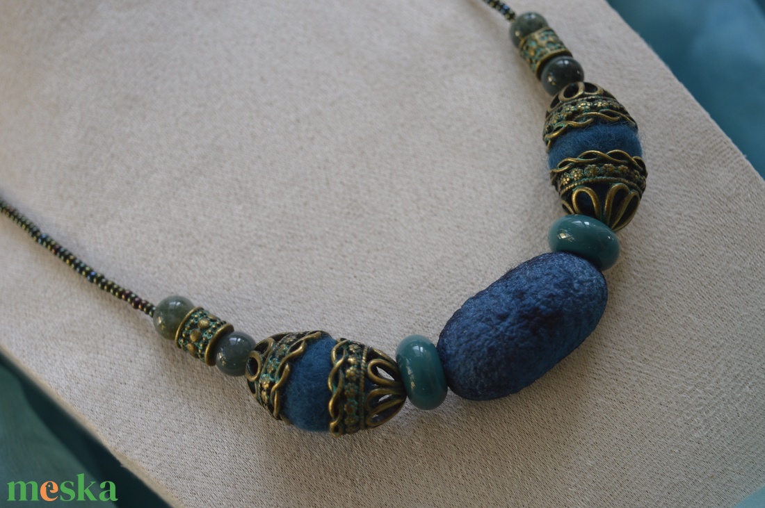 Selyemgubós nemezékszer  - ékszer - nyaklánc - bogyós nyaklánc - Meska.hu