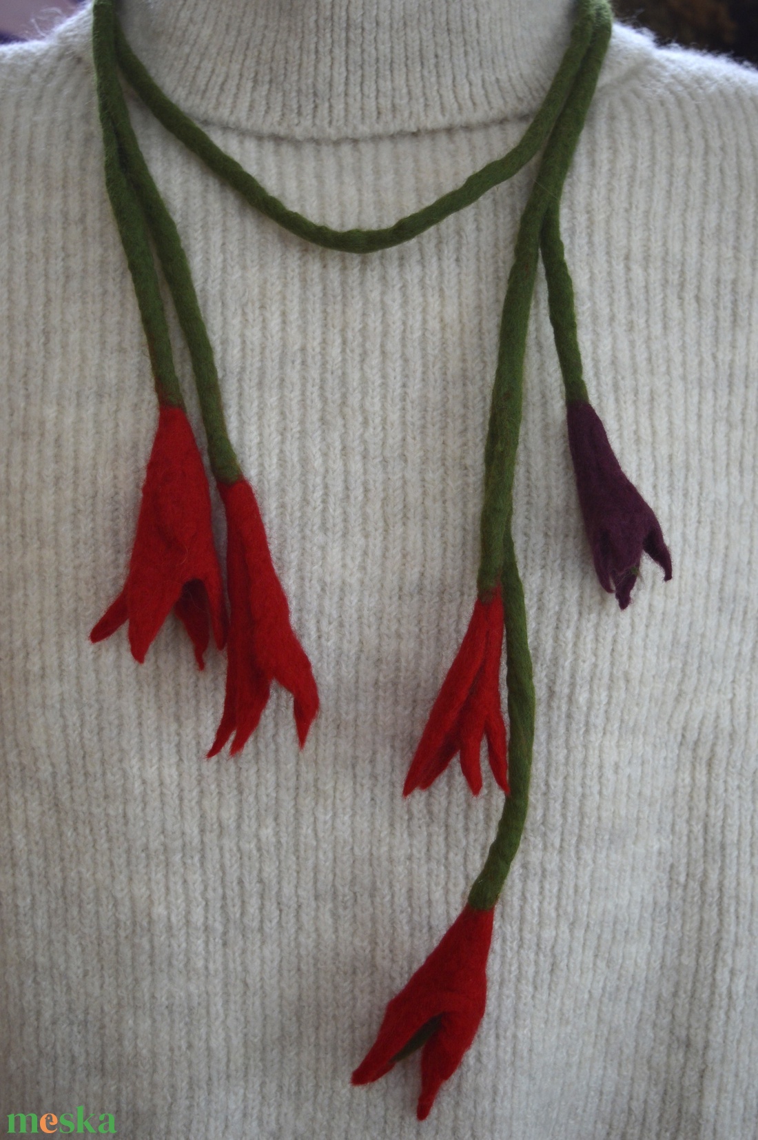 Virágos nemez nyakbavaló  - ékszer - nyaklánc - hosszú nyaklánc - Meska.hu