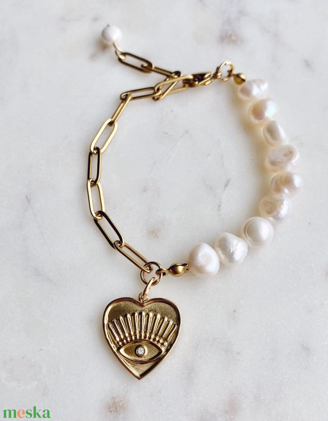 Krisztina Lango tenyésztett gyöngy karkötő szív charmmal, nemesacél - ékszer - karkötő - charm karkötő - Meska.hu