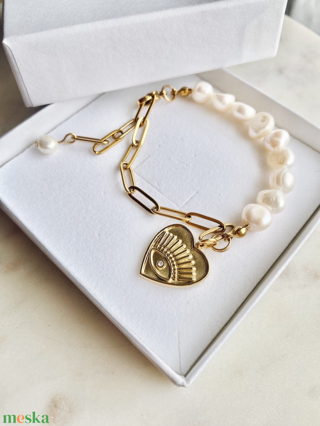 Krisztina Lango tenyésztett gyöngy karkötő szív charmmal, nemesacél - ékszer - karkötő - charm karkötő - Meska.hu