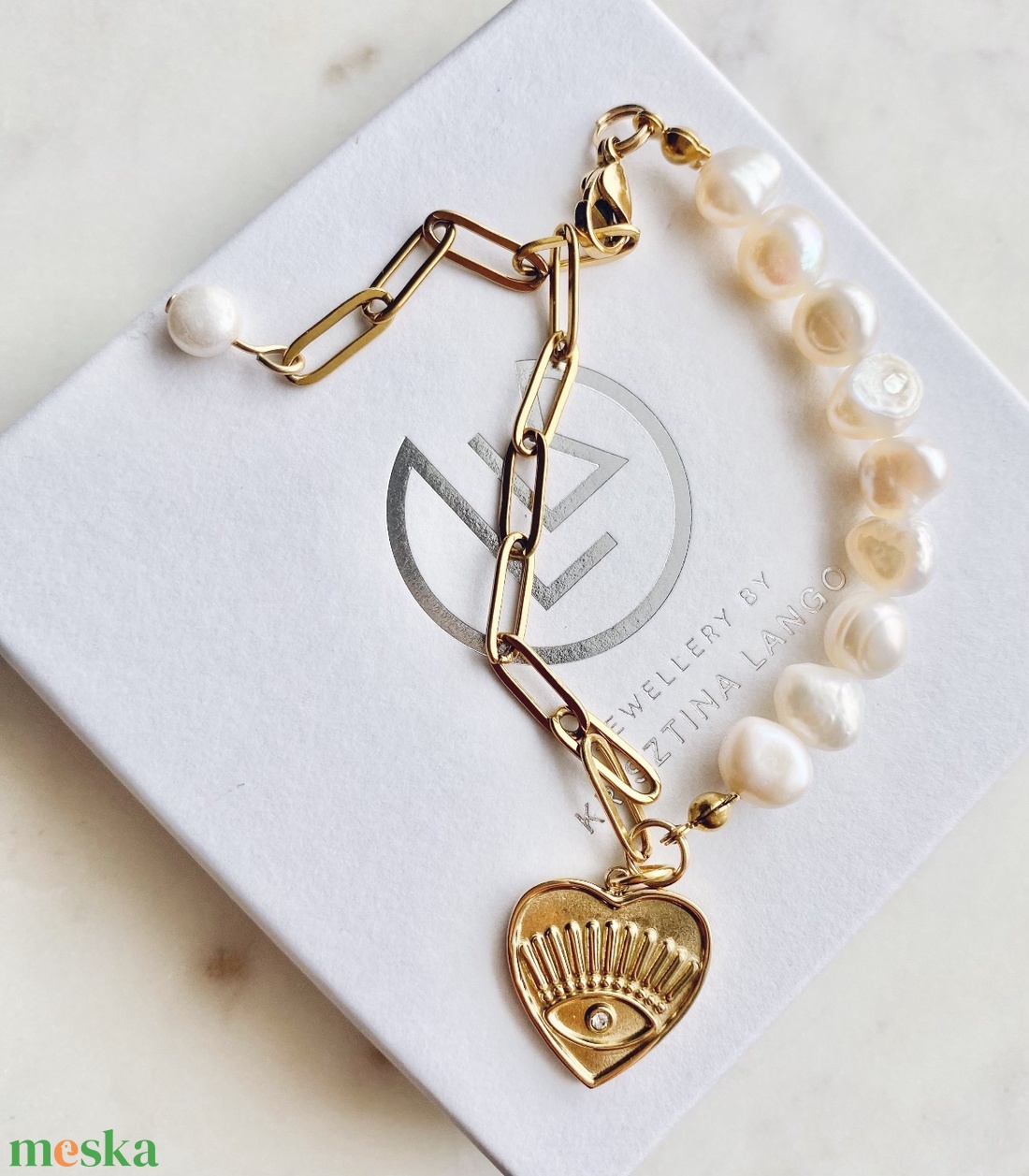Krisztina Lango tenyésztett gyöngy karkötő szív charmmal, nemesacél - ékszer - karkötő - charm karkötő - Meska.hu