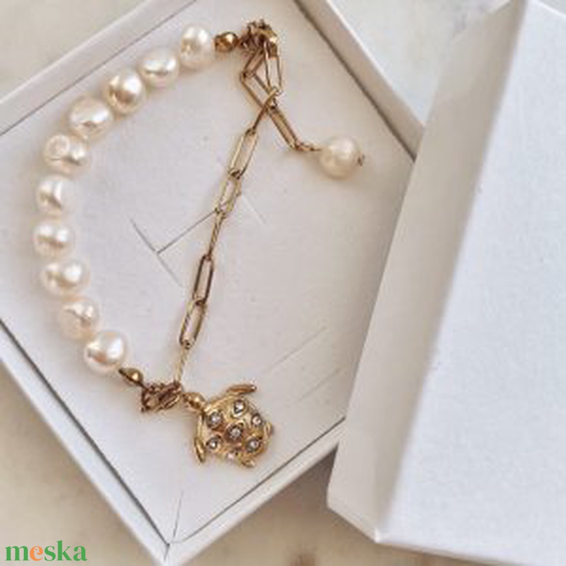 Krisztina Lango tenyésztett gyöngy karkötő teknős charmmal - ékszer - karkötő - gyöngyös karkötő - Meska.hu