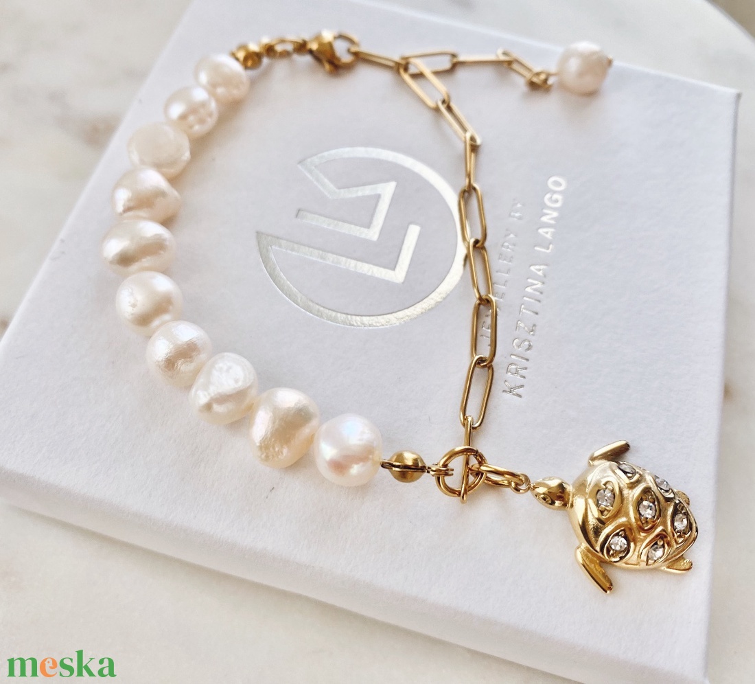 Krisztina Lango tenyésztett gyöngy karkötő teknős charmmal - ékszer - karkötő - gyöngyös karkötő - Meska.hu