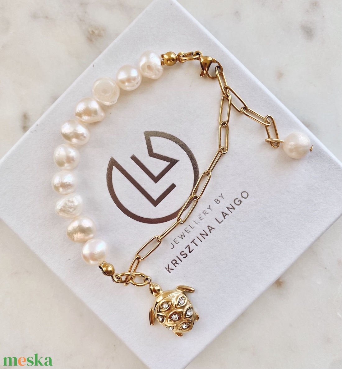 Krisztina Lango tenyésztett gyöngy karkötő teknős charmmal - ékszer - karkötő - gyöngyös karkötő - Meska.hu