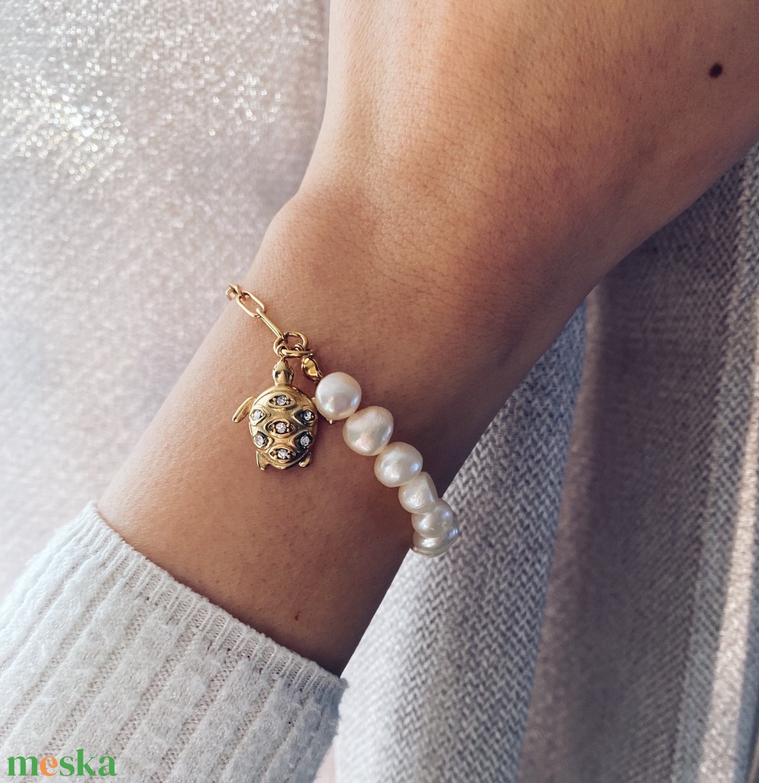 Krisztina Lango tenyésztett gyöngy karkötő teknős charmmal - ékszer - karkötő - gyöngyös karkötő - Meska.hu