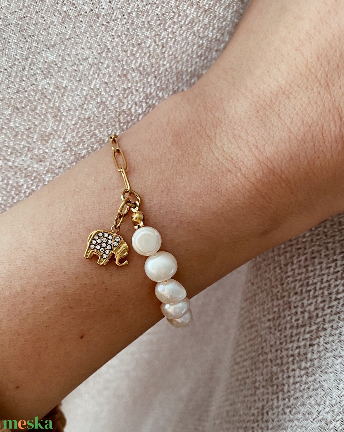Krisztina Lango tenyésztett gyöngy karkötő elefánt charmmal - ékszer - karkötő - gyöngyös karkötő - Meska.hu