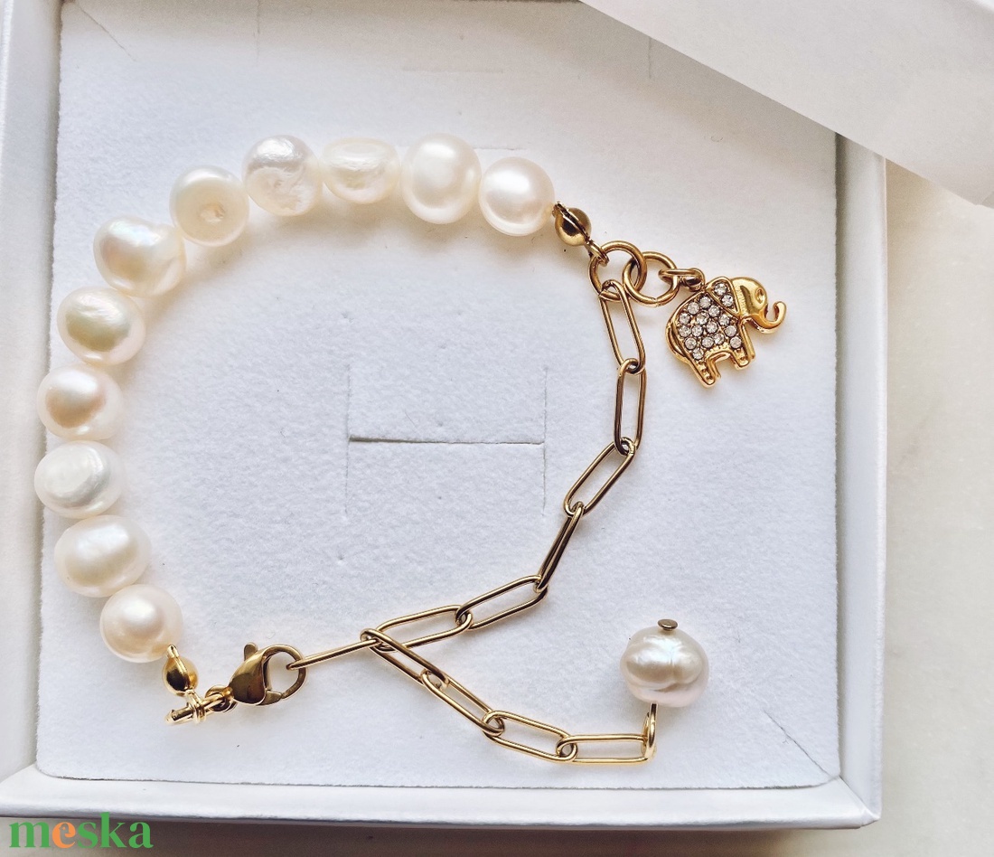 Krisztina Lango tenyésztett gyöngy karkötő elefánt charmmal - ékszer - karkötő - gyöngyös karkötő - Meska.hu
