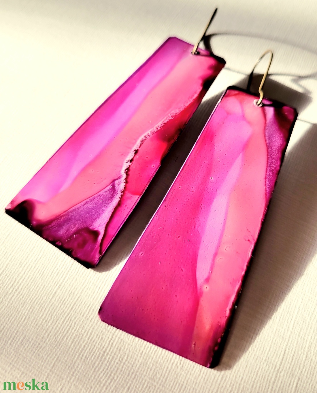 Pink-lila flow fülbevaló - ékszer - fülbevaló - lógó fülbevaló - Meska.hu