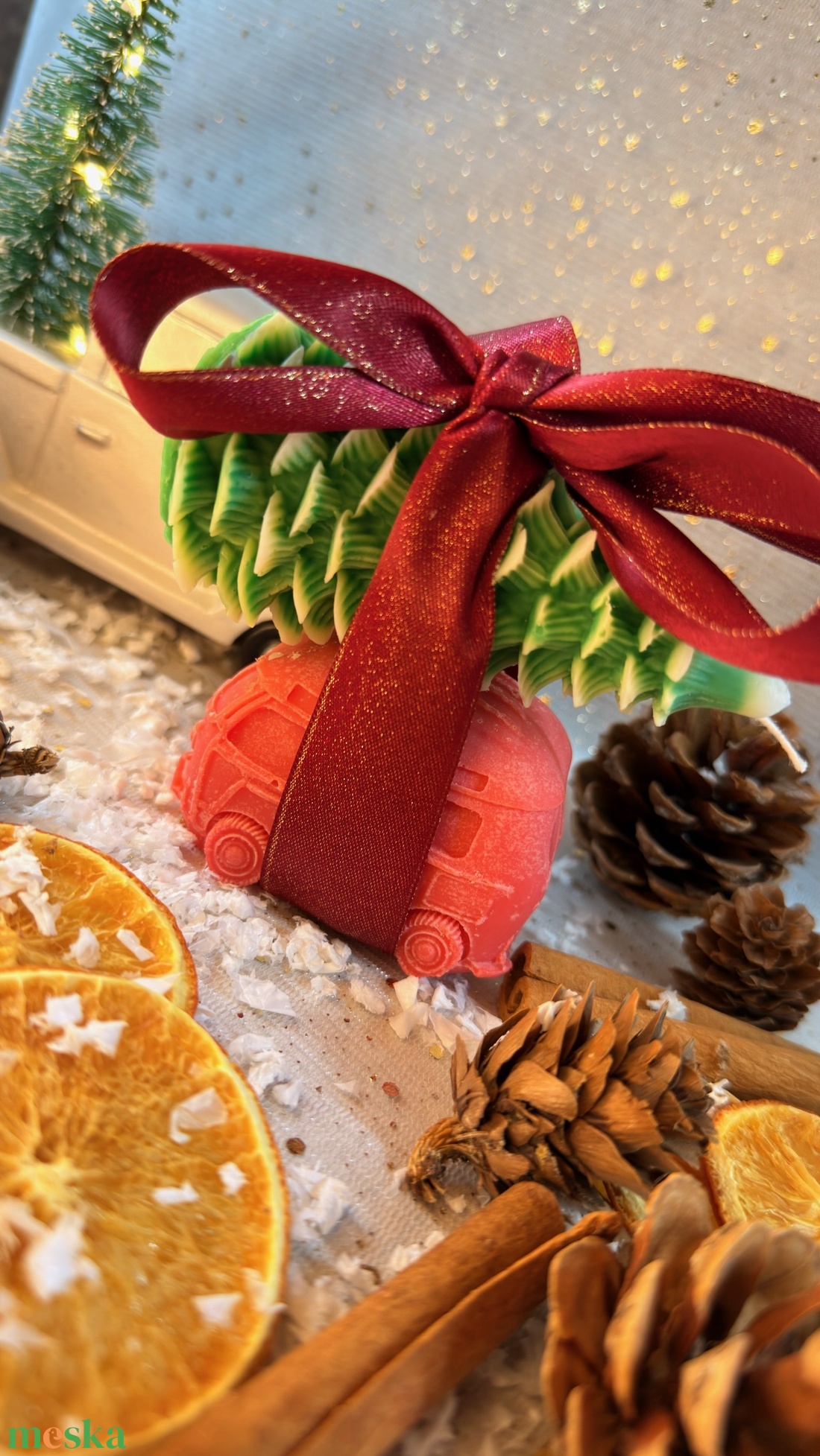 Autó fenyőfával gyertya - kellékek & szerszámok - dekorációs kellékek - dekorációs gyertya - Meska.hu