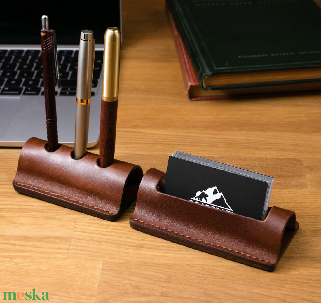 Asztali bőr tolltartó és névjegykártya tartó - gravírozással is - otthon & életmód - tárolás & rendszerezés - íróasztali tároló - Meska.hu