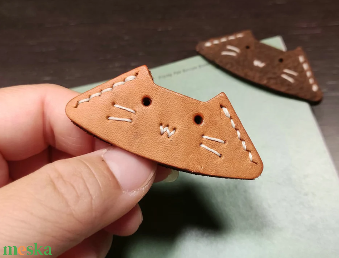 Cicás bőr könyvjelző - könyv & zene - könyvjelző - Meska.hu