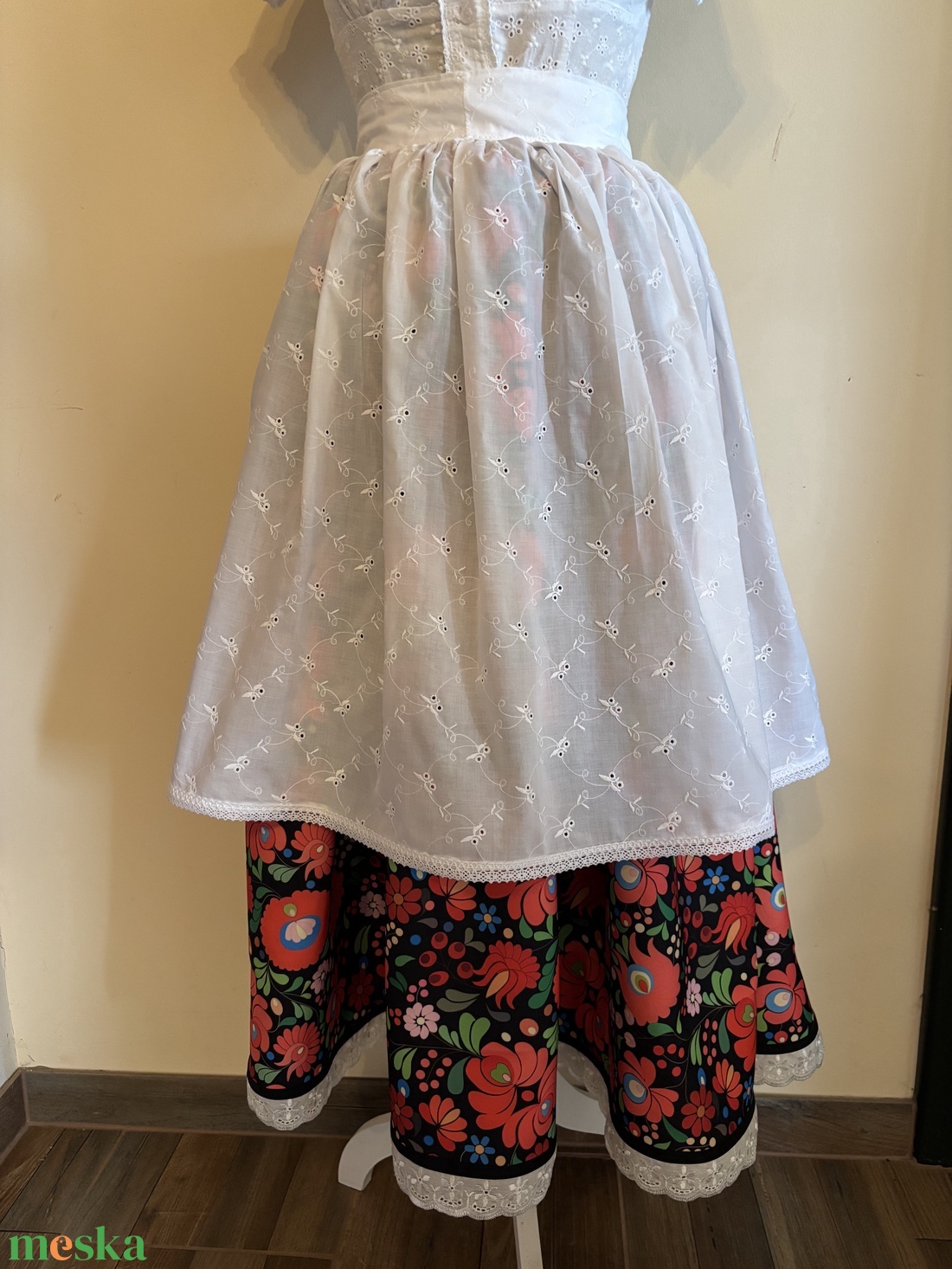 Madeira csipkés, néptáncos kötény, folklór, népviselet - otthon & életmód - konyhafelszerelés, tálalás - konyhai textil - kötény - Meska.hu