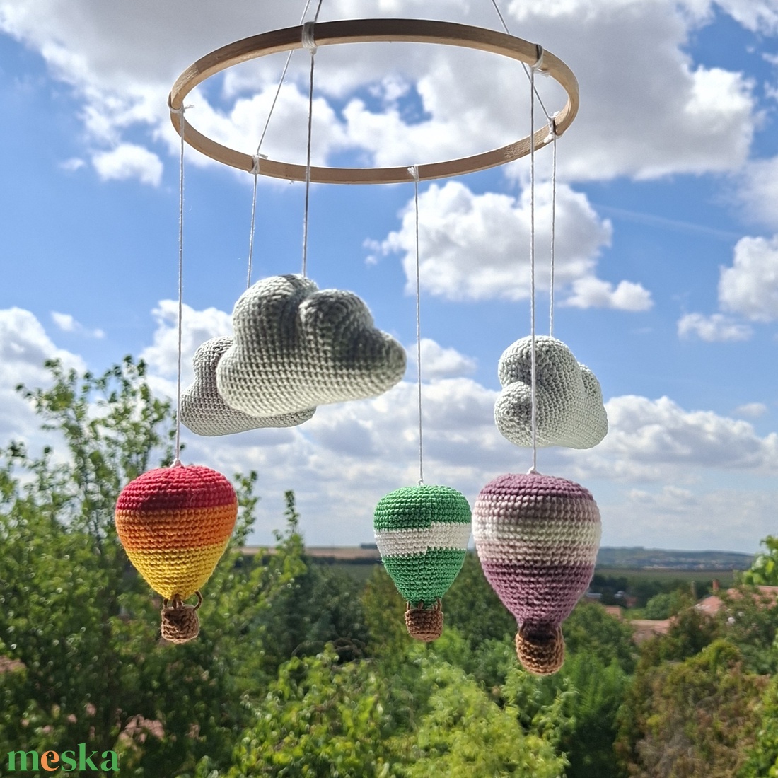 Horgolt hőlégballonos kiságy forgó felhőkkel - baba - mama - baba játékok - kiságyforgó - Meska.hu