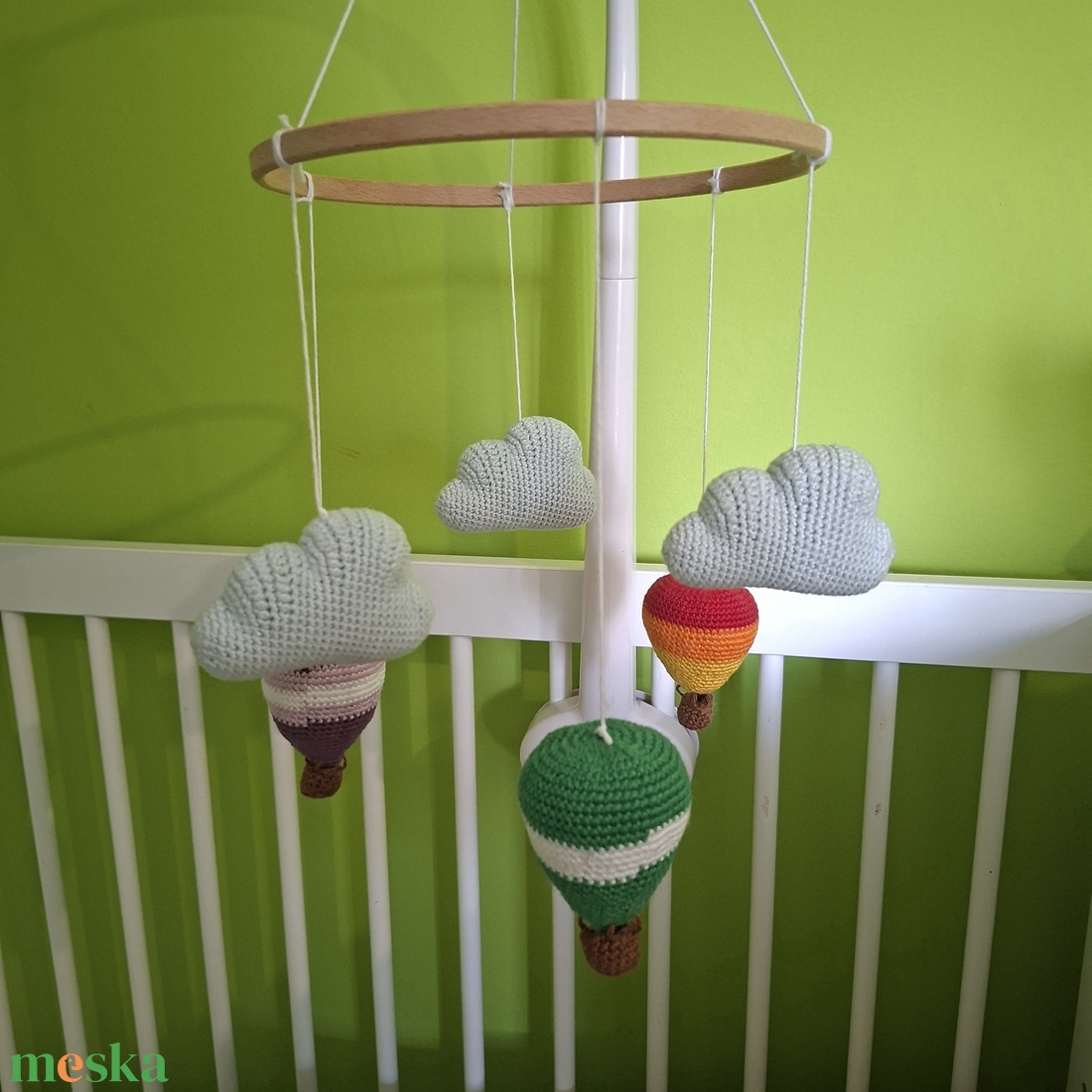 Horgolt hőlégballonos kiságy forgó felhőkkel - baba - mama - baba játékok - kiságyforgó - Meska.hu