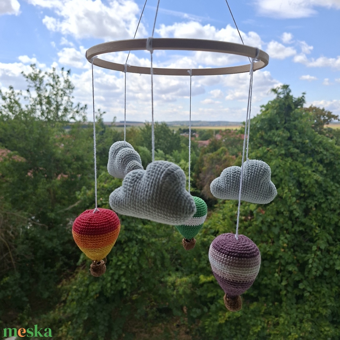 Horgolt hőlégballonos kiságy forgó felhőkkel - baba - mama - baba játékok - kiságyforgó - Meska.hu