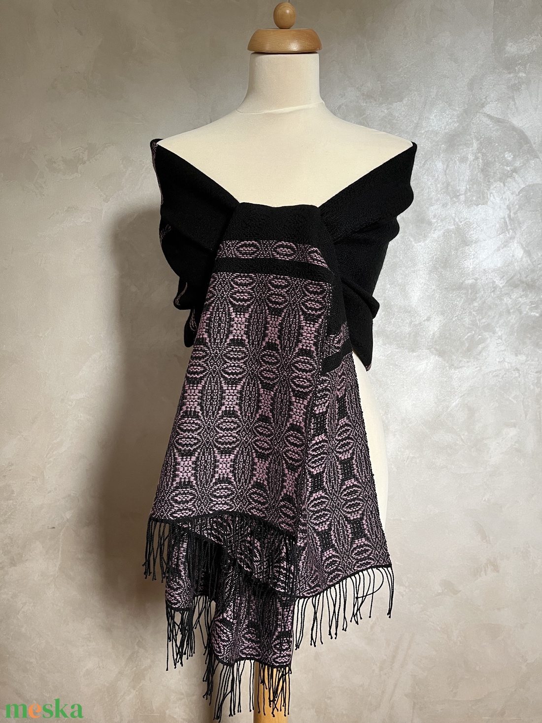 Fekete-rózsaszín mintás gyapjú sál - Oscar - ruha & divat - sál, sapka, kendő - sál - Meska.hu