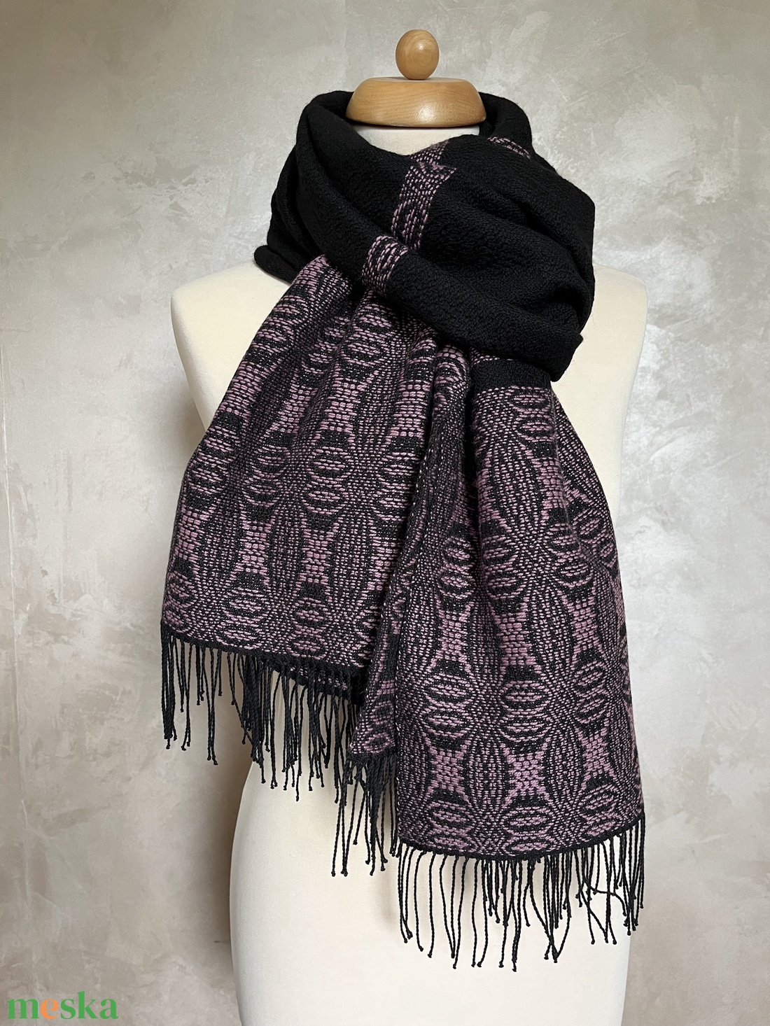 Fekete-rózsaszín mintás gyapjú sál - Oscar - ruha & divat - sál, sapka, kendő - sál - Meska.hu
