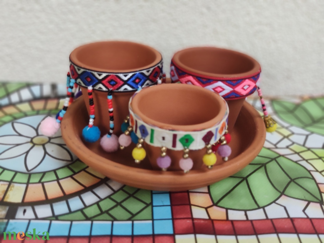 'INDIÁN NYÁR' mini terrakotta virágcserepek/gyertyatartók színes gyöngyös-pompomos szőtt szalagokkal - otthon & életmód - dekoráció - virágdísz és tartó - cserép & kaspó - Meska.hu 'INDIÁN NYÁR' mini terrakotta virágcserepek/gyertyatartók színes gyöngyös-pompomos szőtt szalagokkal - otthon & életmód - dekoráció - virágdísz és tartó - cserép & kaspó - Meska.hu