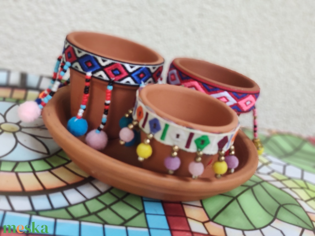 'INDIÁN NYÁR' mini terrakotta virágcserepek/gyertyatartók színes gyöngyös-pompomos szőtt szalagokkal - otthon & életmód - dekoráció - virágdísz és tartó - cserép & kaspó - Meska.hu 'INDIÁN NYÁR' mini terrakotta virágcserepek/gyertyatartók színes gyöngyös-pompomos szőtt szalagokkal - otthon & életmód - dekoráció - virágdísz és tartó - cserép & kaspó - Meska.hu