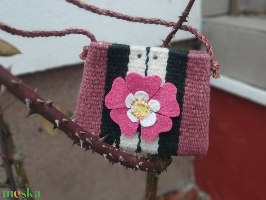 'CSIPKERÓZSIKA ÁLMA' kézzel szőtt gyapjú tok / szütyő / kistarisznya gyapjúfilc díszítéssel AJÁNDÉK tűzzománc medállal - táska & tok - kézitáska & válltáska - tarisznya - Meska.hu