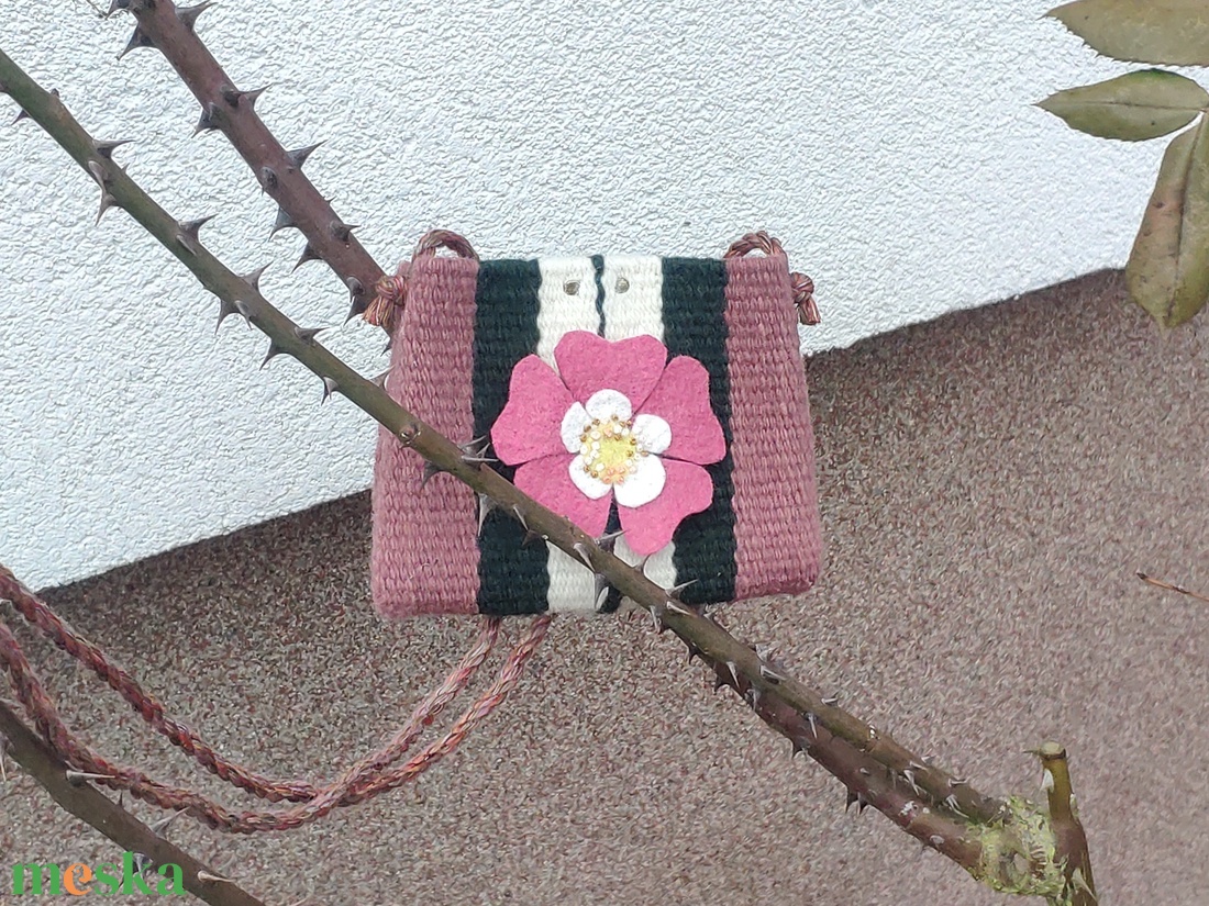 'CSIPKERÓZSIKA ÁLMA' kézzel szőtt gyapjú tok / szütyő / kistarisznya gyapjúfilc díszítéssel AJÁNDÉK tűzzománc medállal - táska & tok - kézitáska & válltáska - tarisznya - Meska.hu