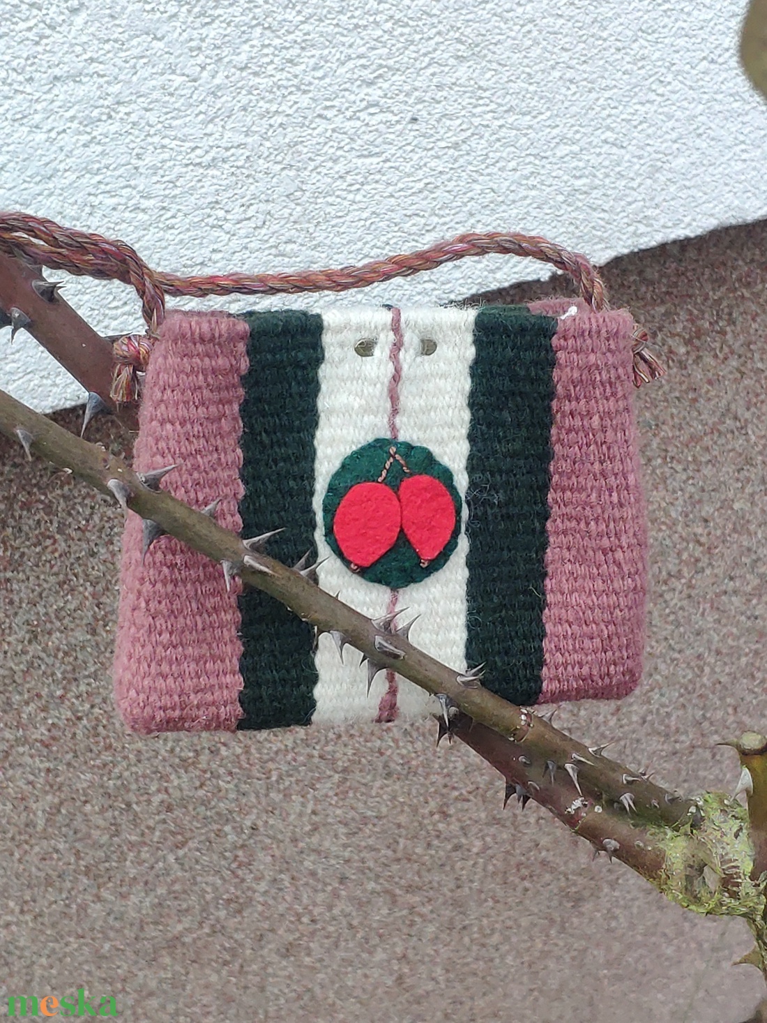 'CSIPKERÓZSIKA ÁLMA' kézzel szőtt gyapjú tok / szütyő / kistarisznya gyapjúfilc díszítéssel AJÁNDÉK tűzzománc medállal - táska & tok - kézitáska & válltáska - tarisznya - Meska.hu