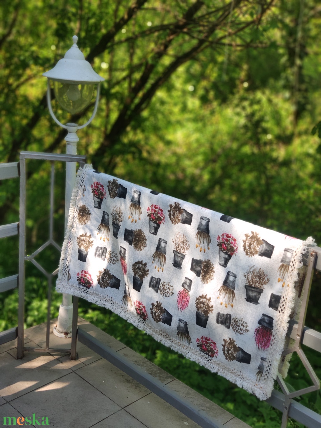 'VIRÁGZÓ TERASZ' rojtos terítő cserepes virágokkal - otthon & életmód - lakástextil - abrosz, terítő - asztalközép terítő - Meska.hu