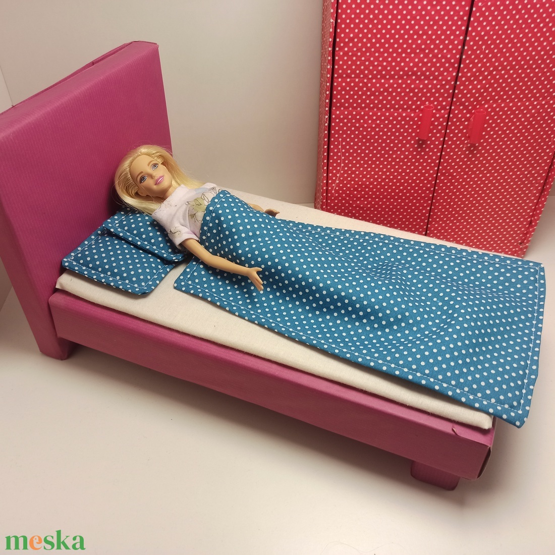 Barbie ágynemű pöttyös - játék & sport - baba & babaház - babaruha, babakellék - Meska.hu