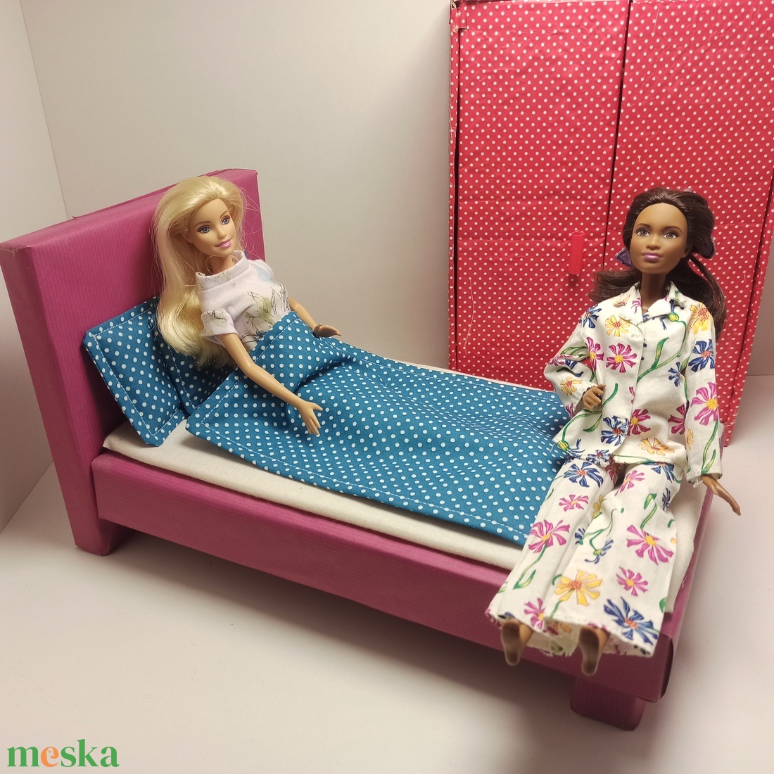 Barbie ágynemű pöttyös - játék & sport - baba & babaház - babaruha, babakellék - Meska.hu